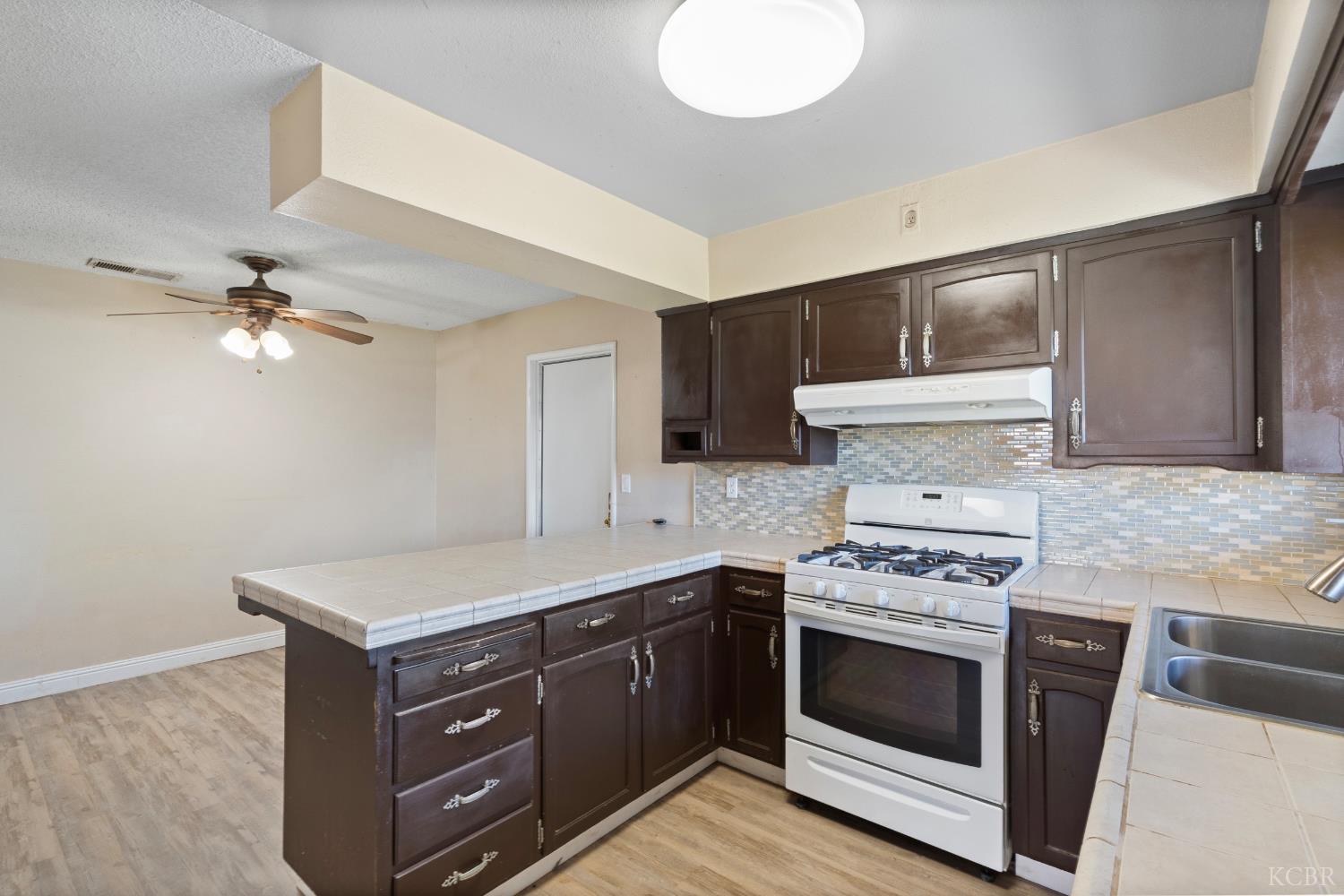 1175 Levich Cir, Hanford, CA 93230