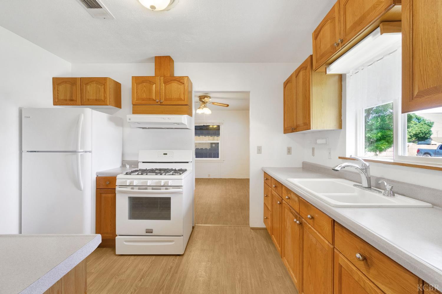 325 Oleander Ave, Lemoore, CA 93245