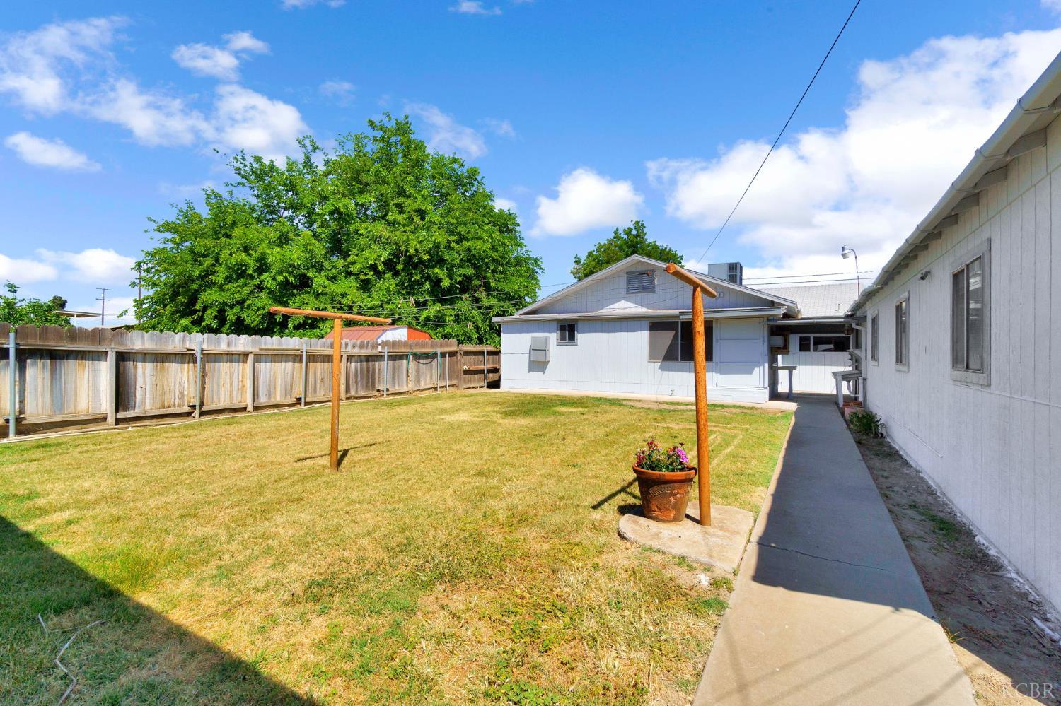 325 Oleander Ave, Lemoore, CA 93245