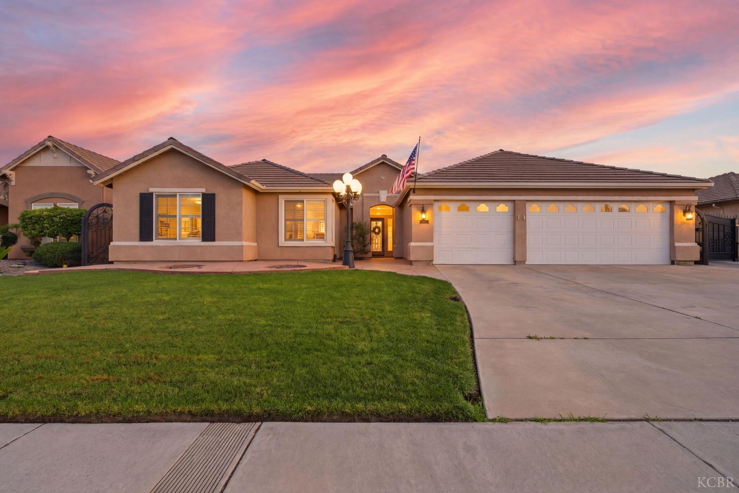 1945 W Picadilly Ln, Hanford, CA 93230