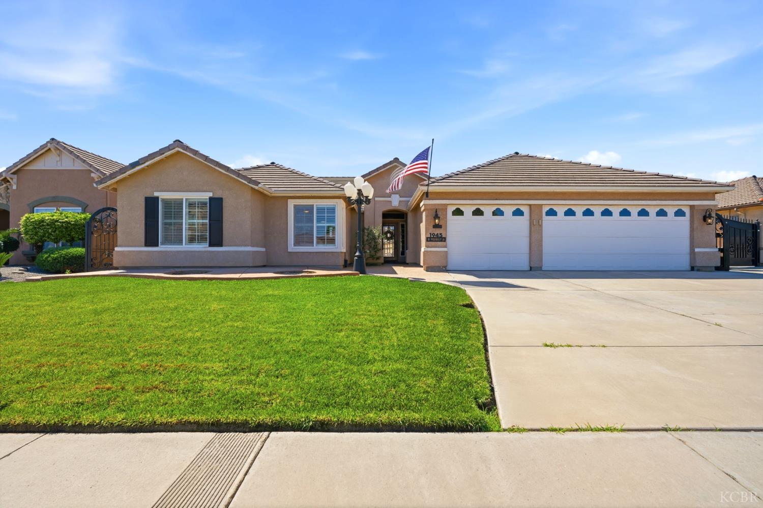 1945 W Picadilly Ln, Hanford, CA 93230