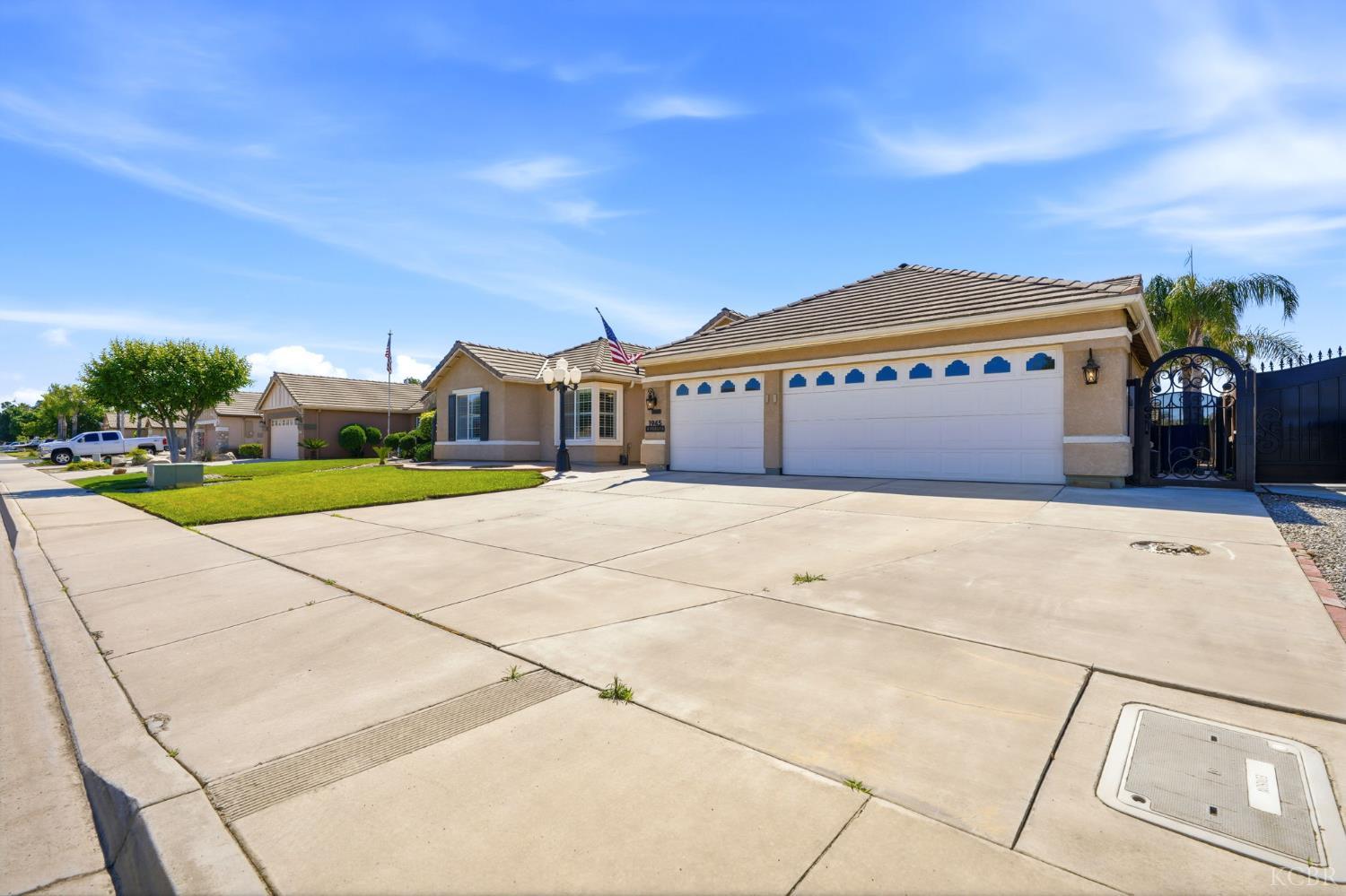 1945 W Picadilly Ln, Hanford, CA 93230