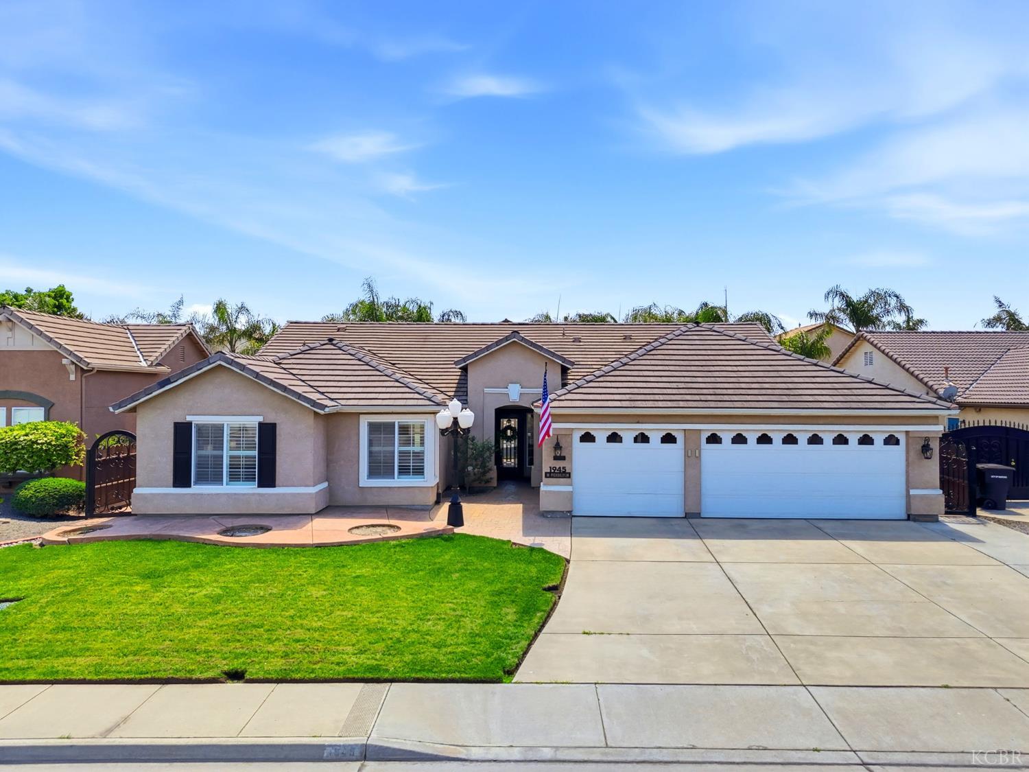 1945 W Picadilly Ln, Hanford, CA 93230