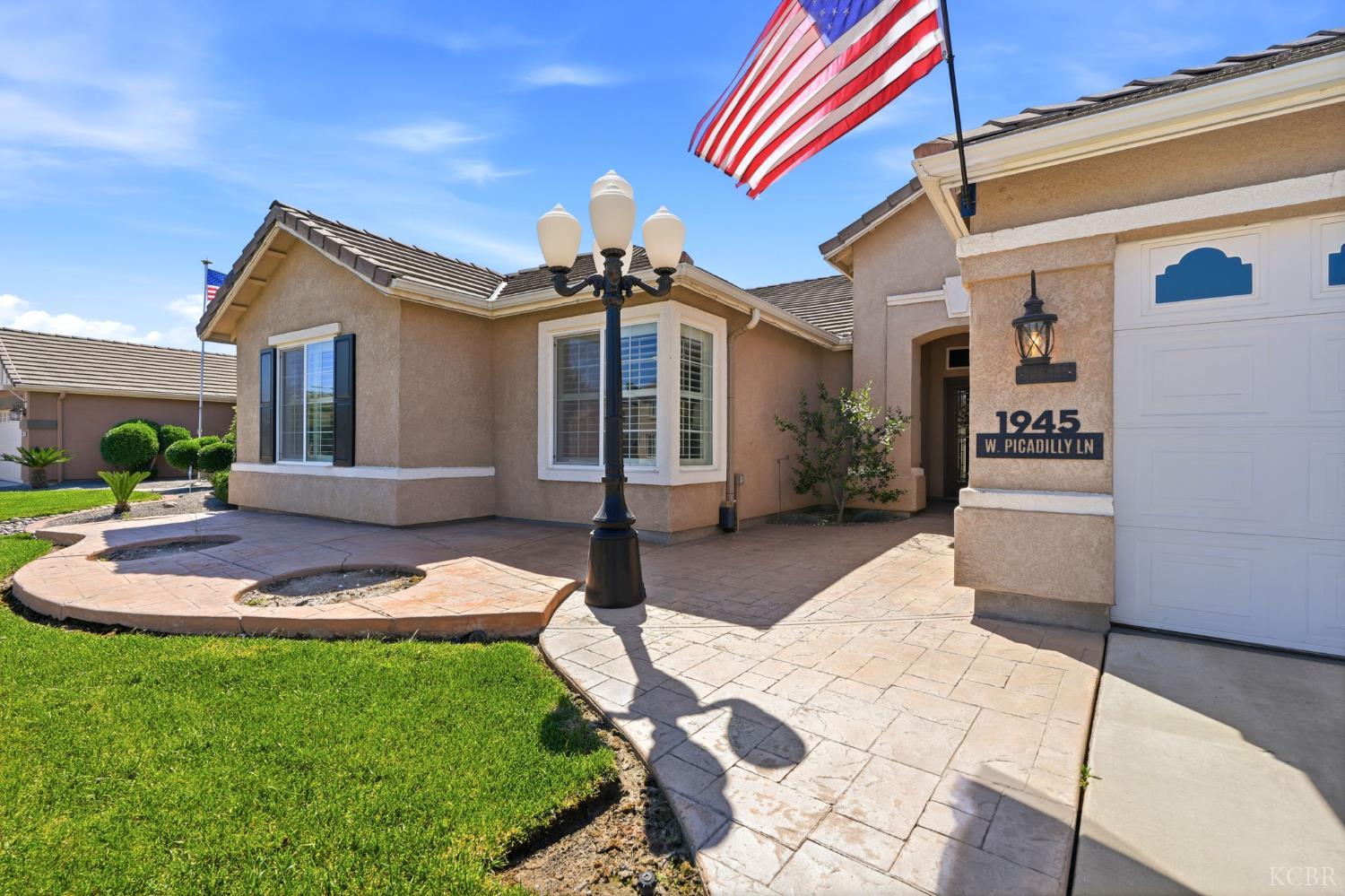 1945 W Picadilly Ln, Hanford, CA 93230