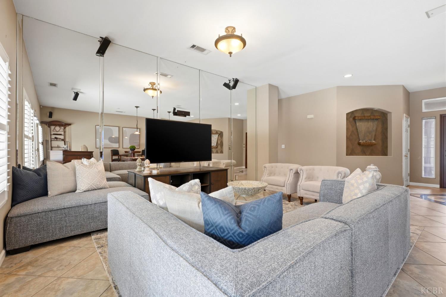 1945 W Picadilly Ln, Hanford, CA 93230