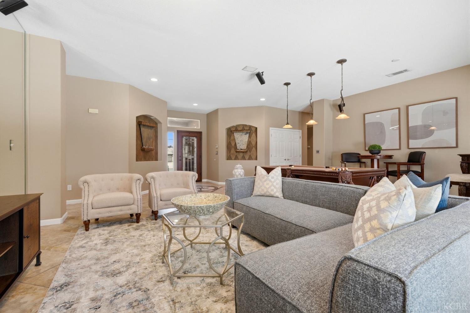 1945 W Picadilly Ln, Hanford, CA 93230