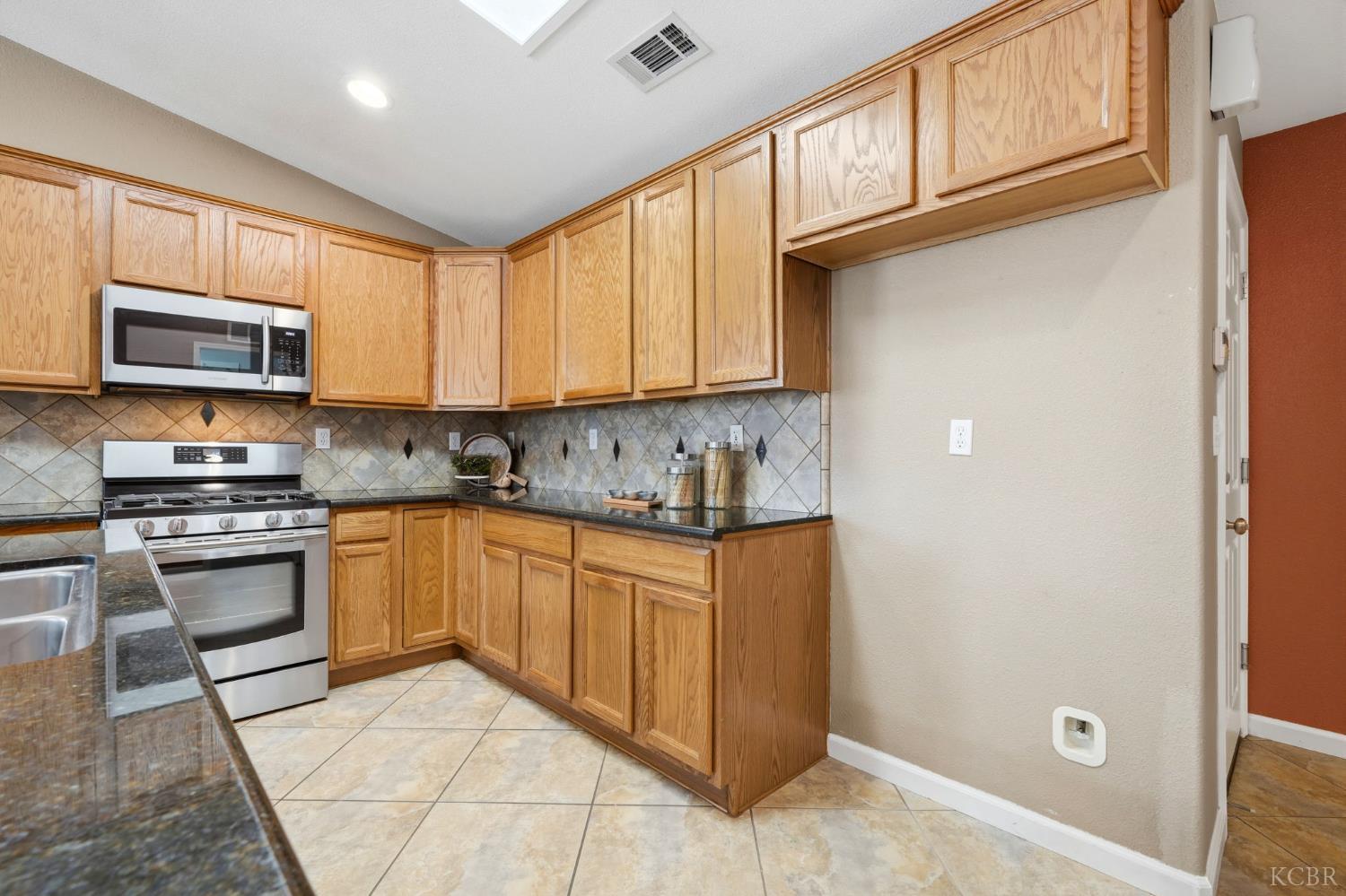 1945 W Picadilly Ln, Hanford, CA 93230