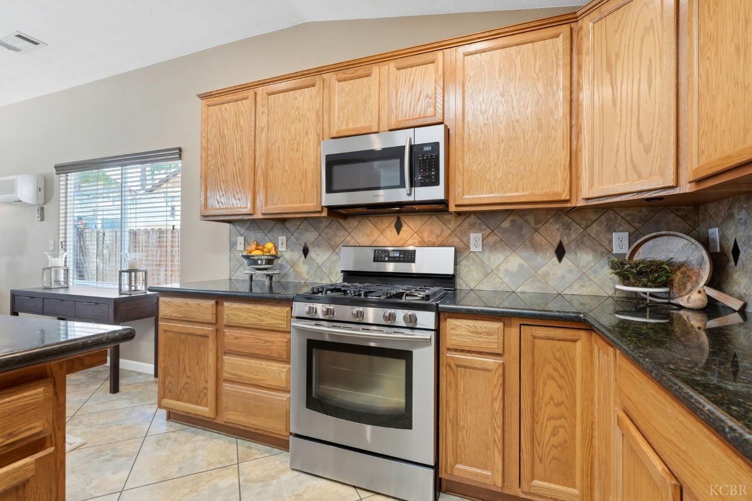 1945 W Picadilly Ln, Hanford, CA 93230