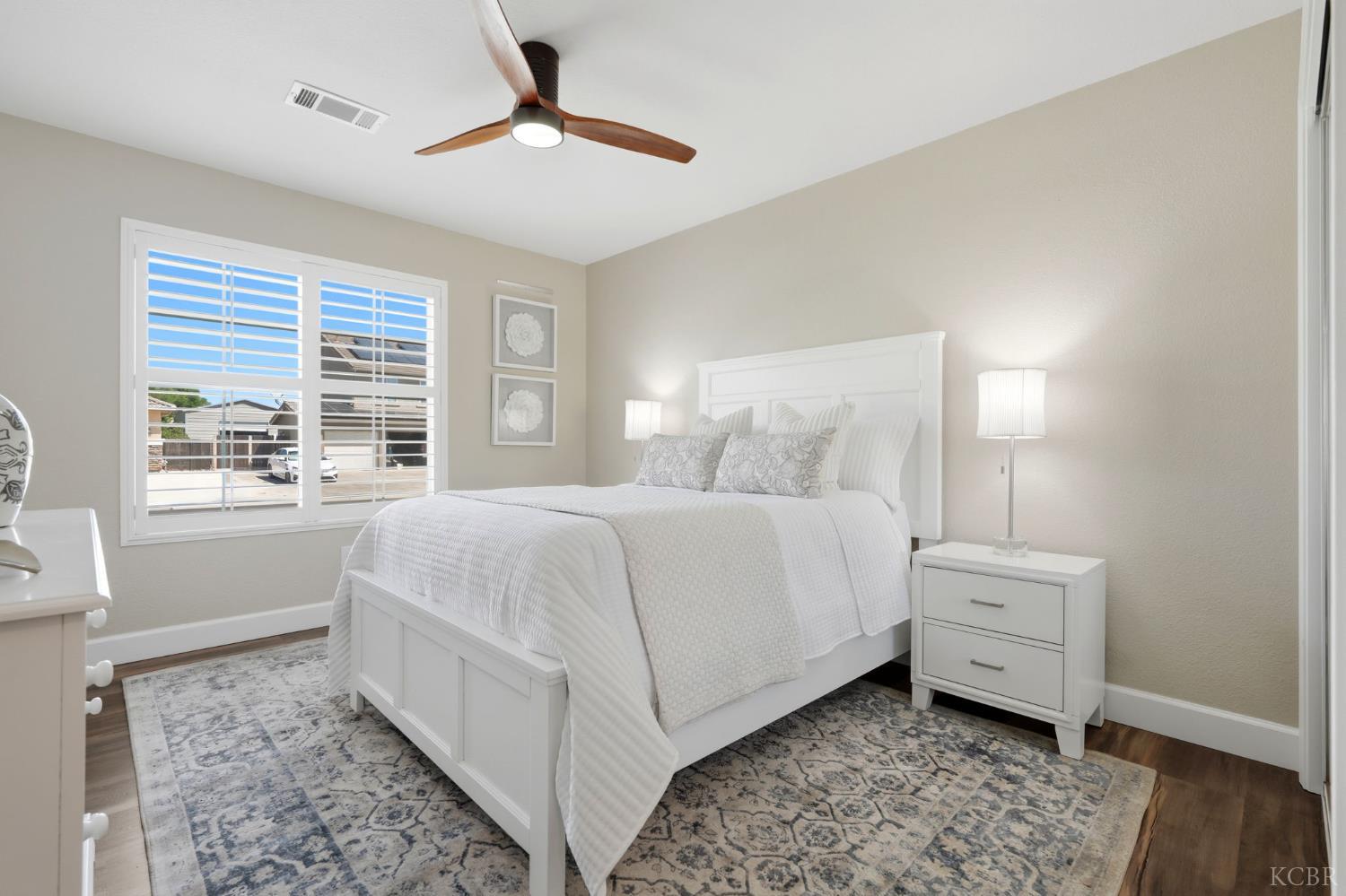 1945 W Picadilly Ln, Hanford, CA 93230