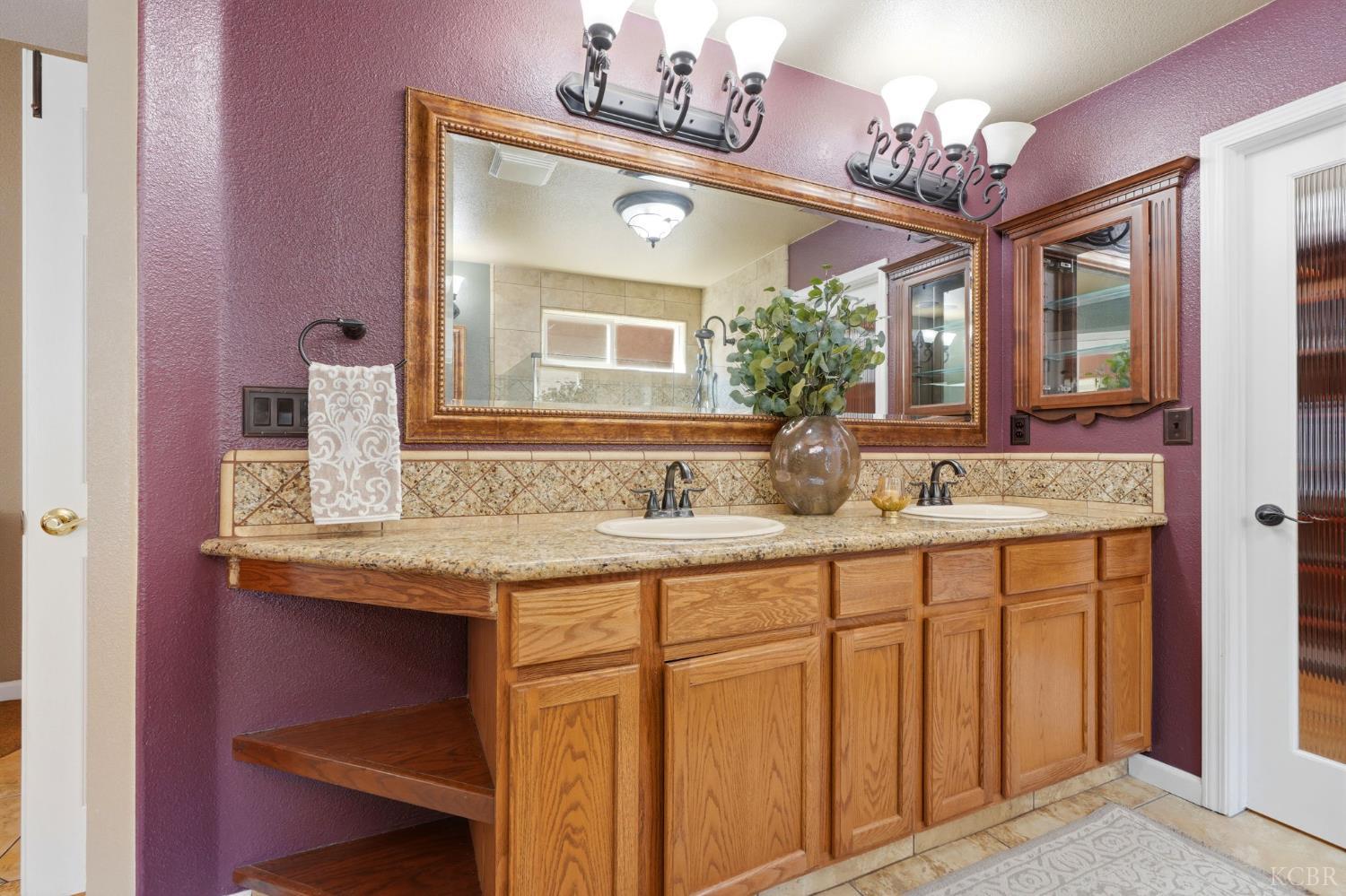 1945 W Picadilly Ln, Hanford, CA 93230