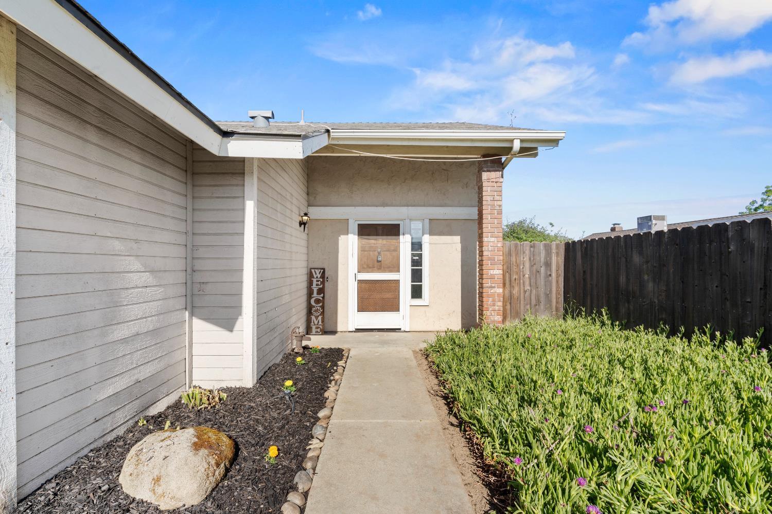 2166 Fernwood Dr, Hanford, CA 93230