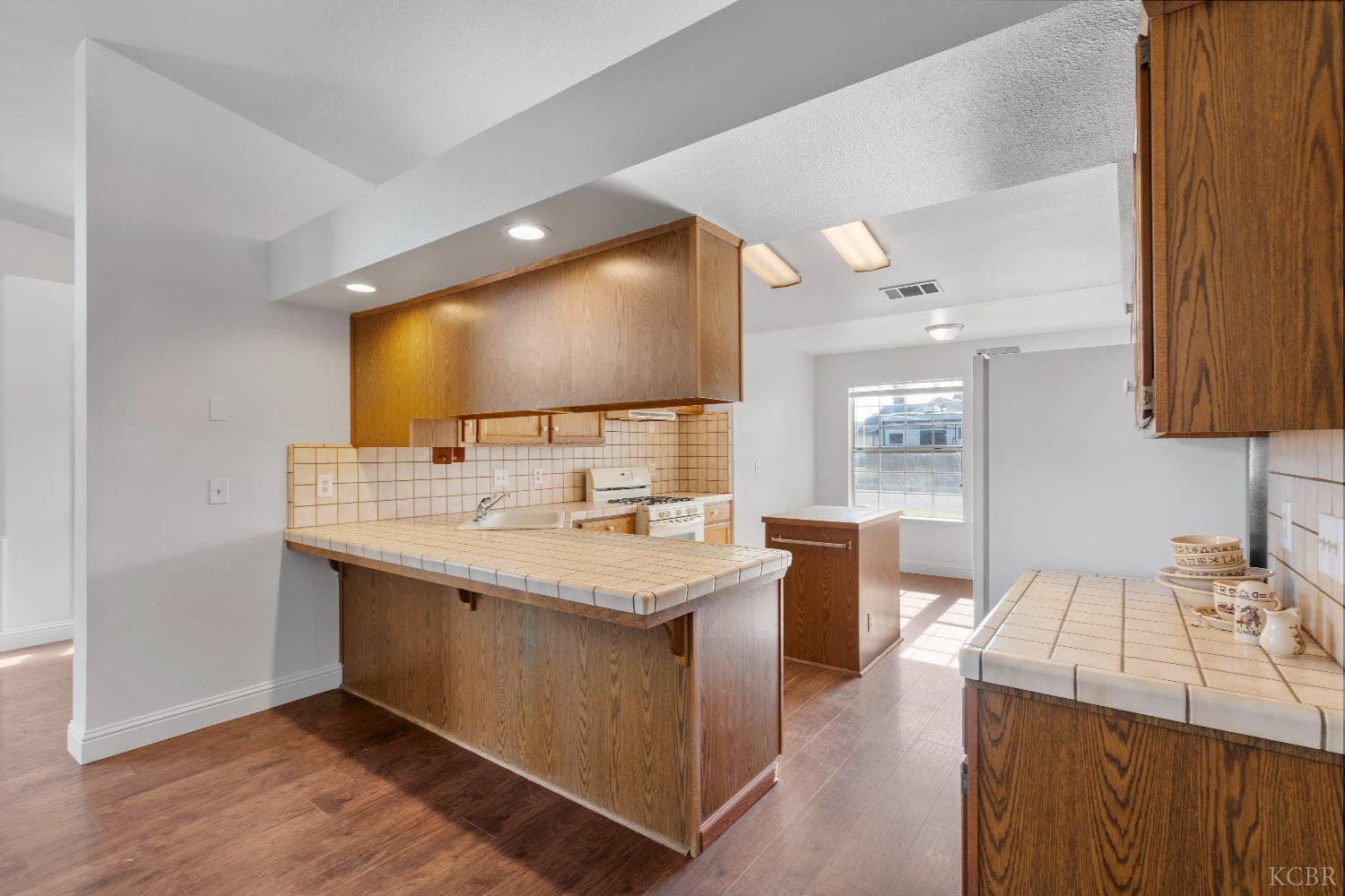 2166 Fernwood Dr, Hanford, CA 93230