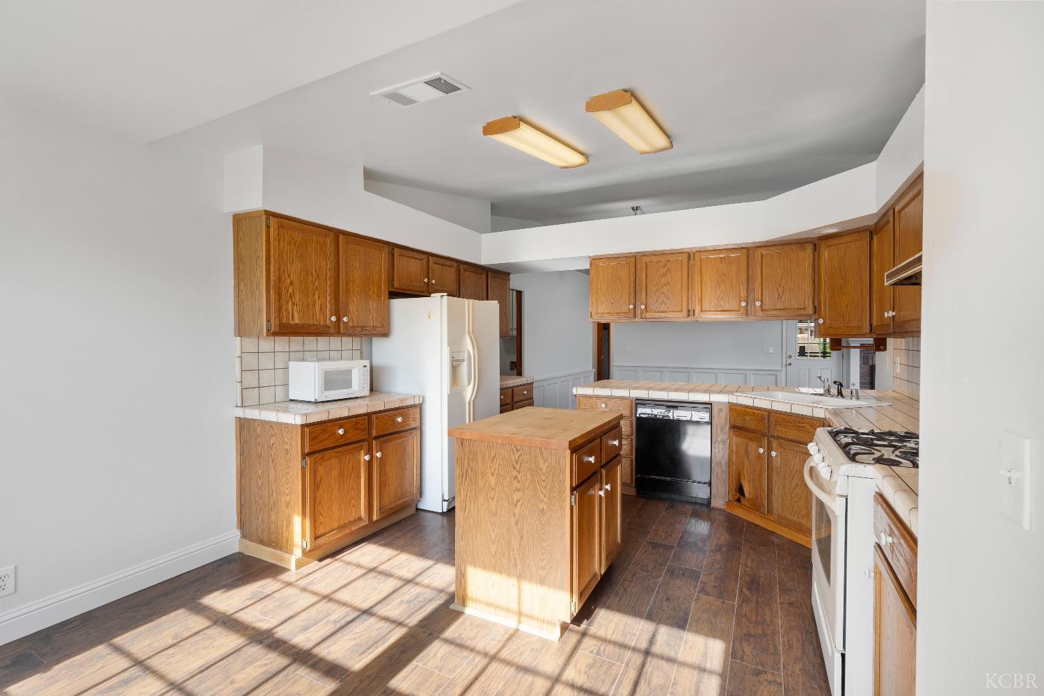 2166 Fernwood Dr, Hanford, CA 93230