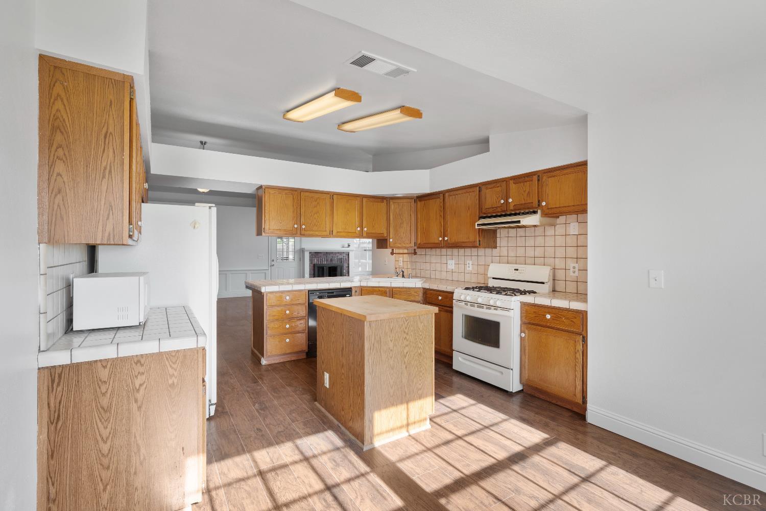 2166 Fernwood Dr, Hanford, CA 93230