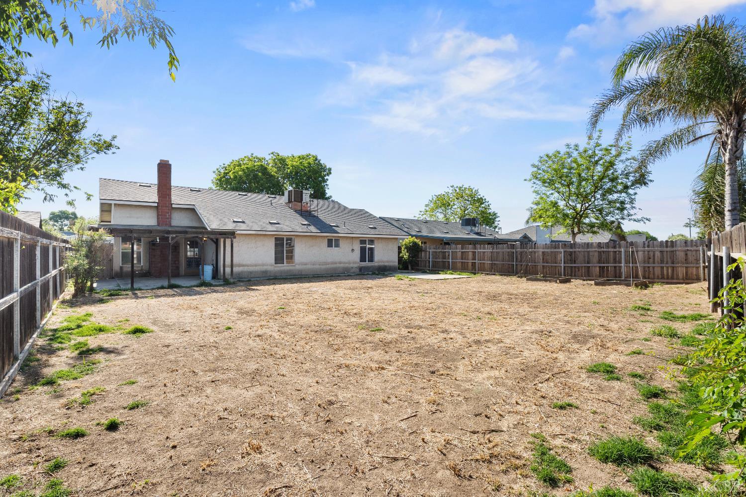 2166 Fernwood Dr, Hanford, CA 93230