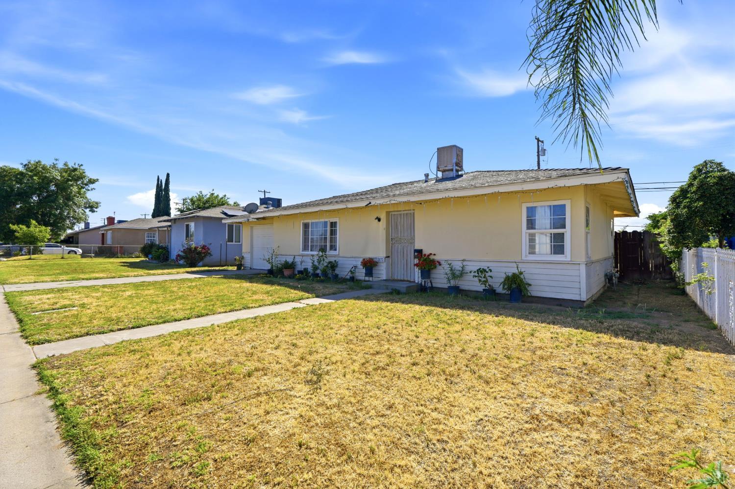 2031 Kenmore Dr W, Fresno, CA 93703