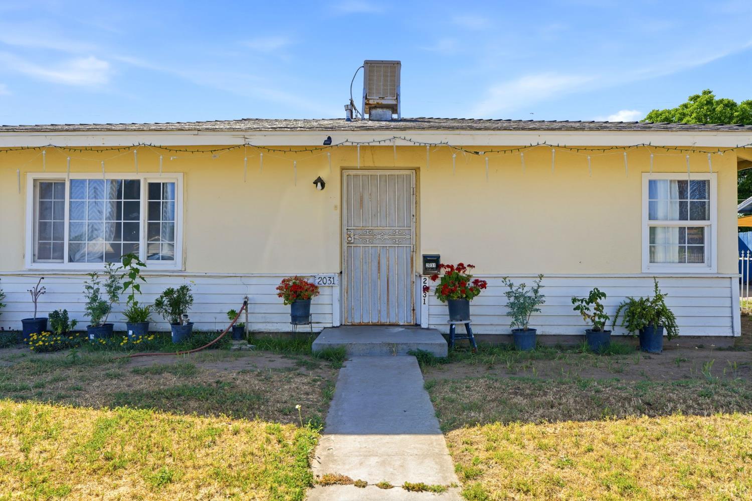 2031 Kenmore Dr W, Fresno, CA 93703