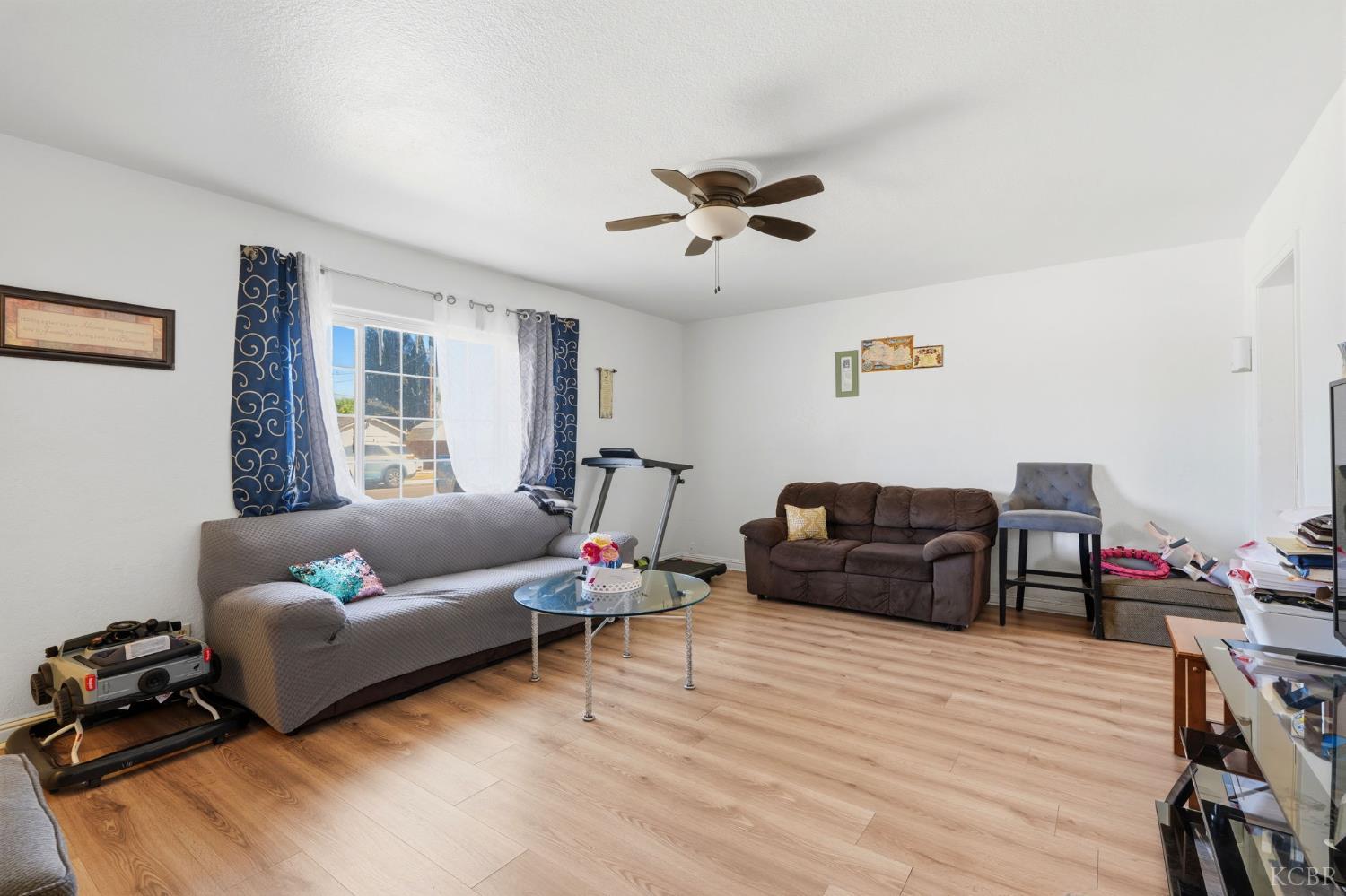 2031 Kenmore Dr W, Fresno, CA 93703