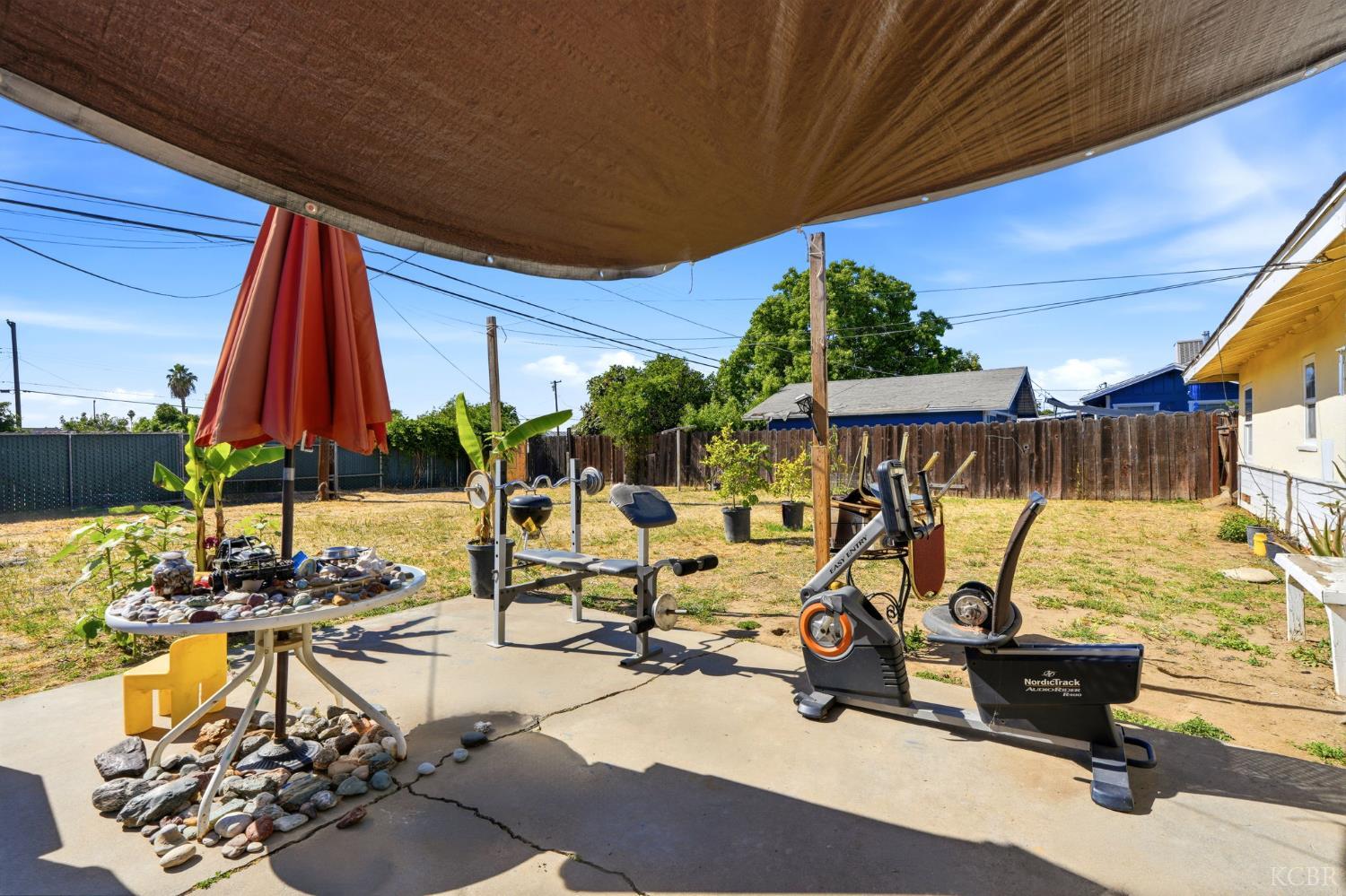 2031 Kenmore Dr W, Fresno, CA 93703