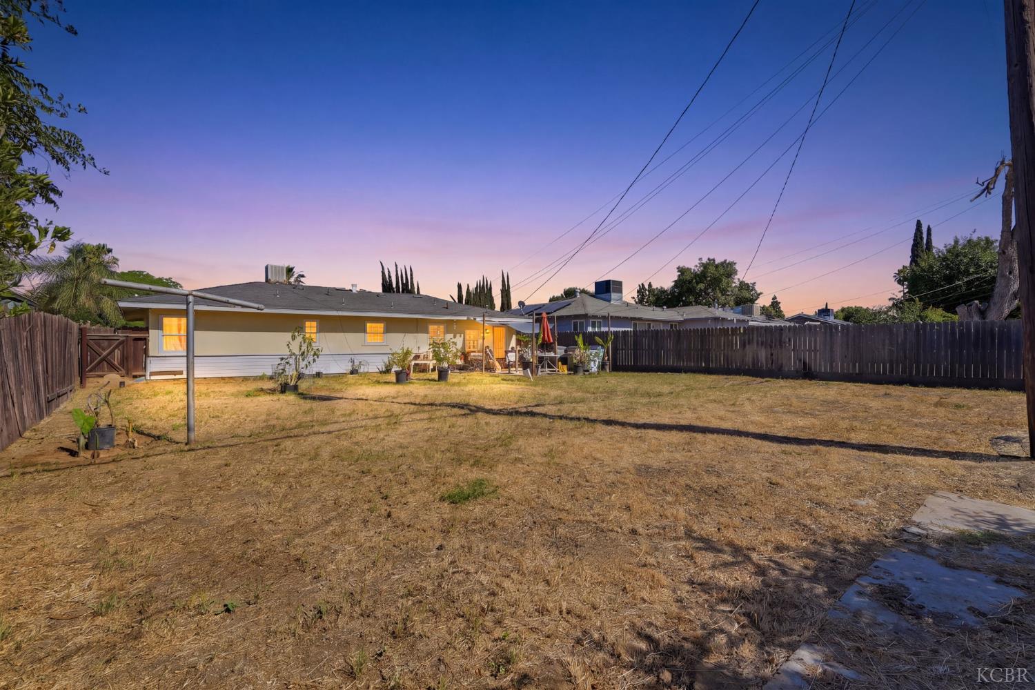 2031 Kenmore Dr W, Fresno, CA 93703