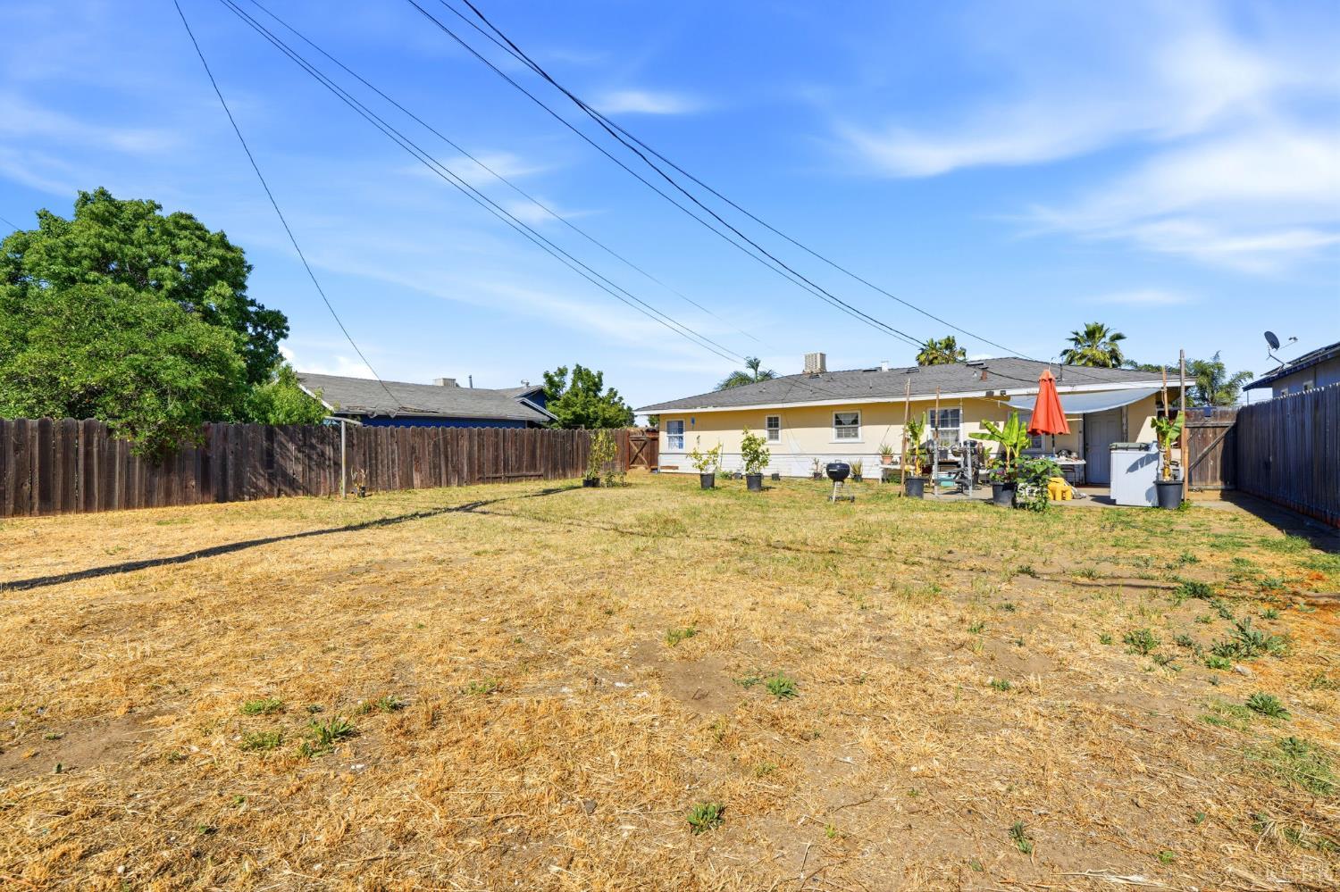 2031 Kenmore Dr W, Fresno, CA 93703