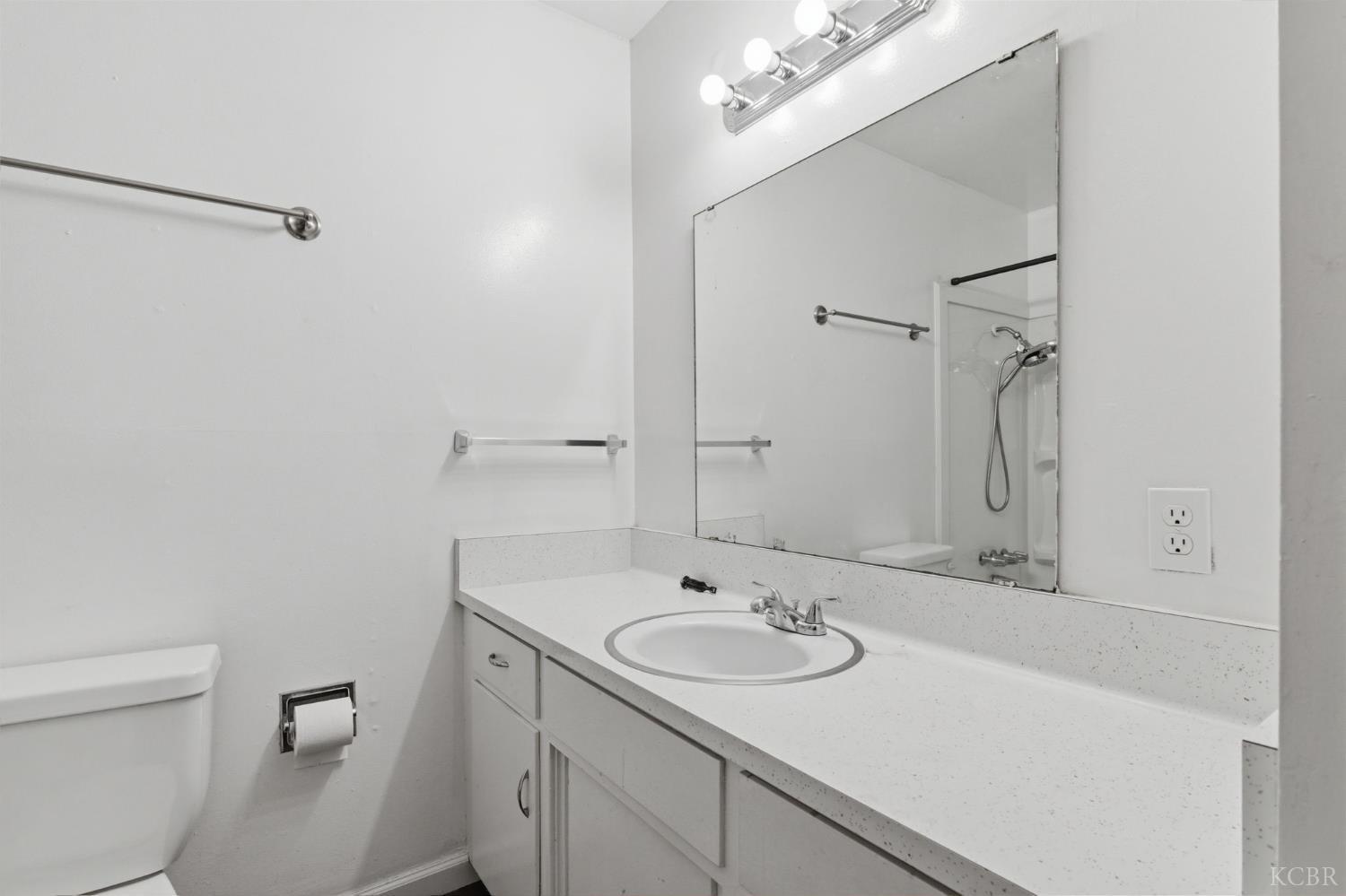 175 S 19th Ave, Lemoore, CA 93245