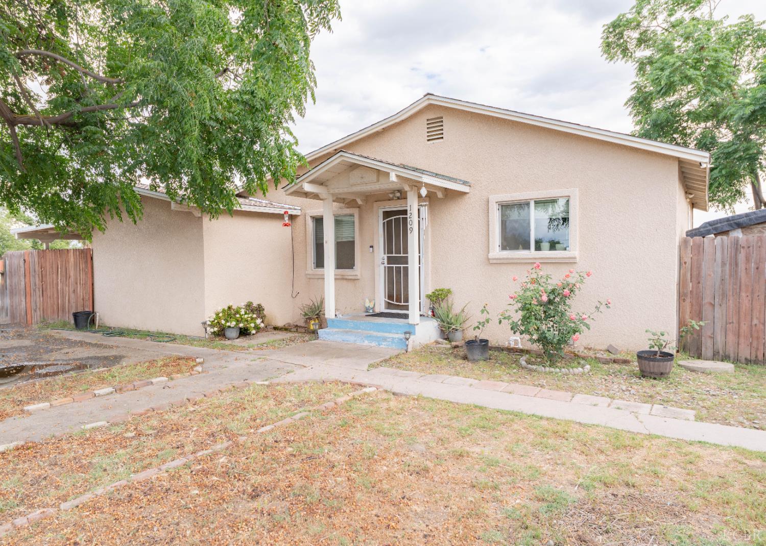 1209 W 6th St, Hanford, CA 93230