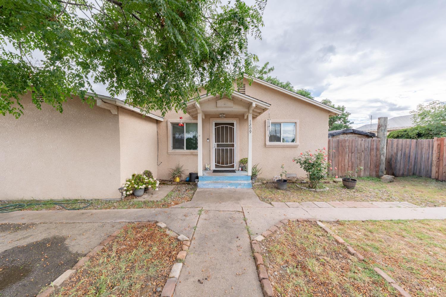 1209 W 6th St, Hanford, CA 93230