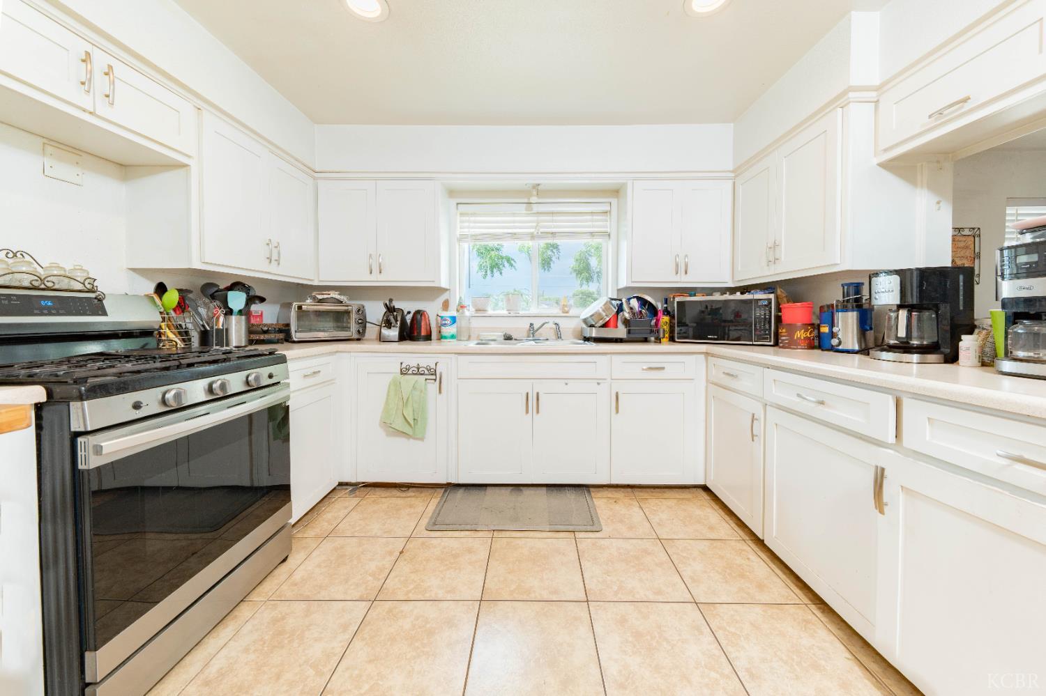 1209 W 6th St, Hanford, CA 93230