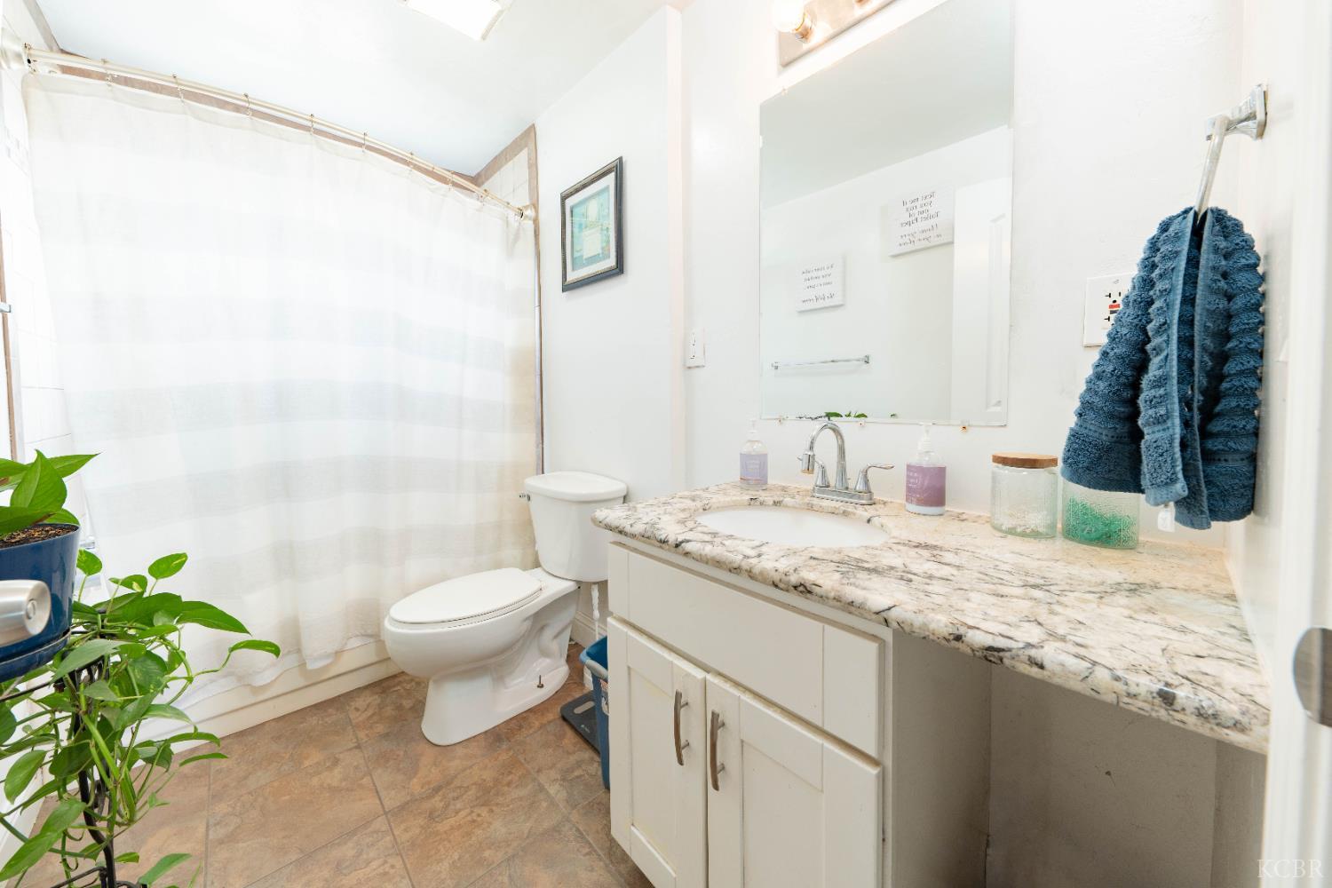 1209 W 6th St, Hanford, CA 93230