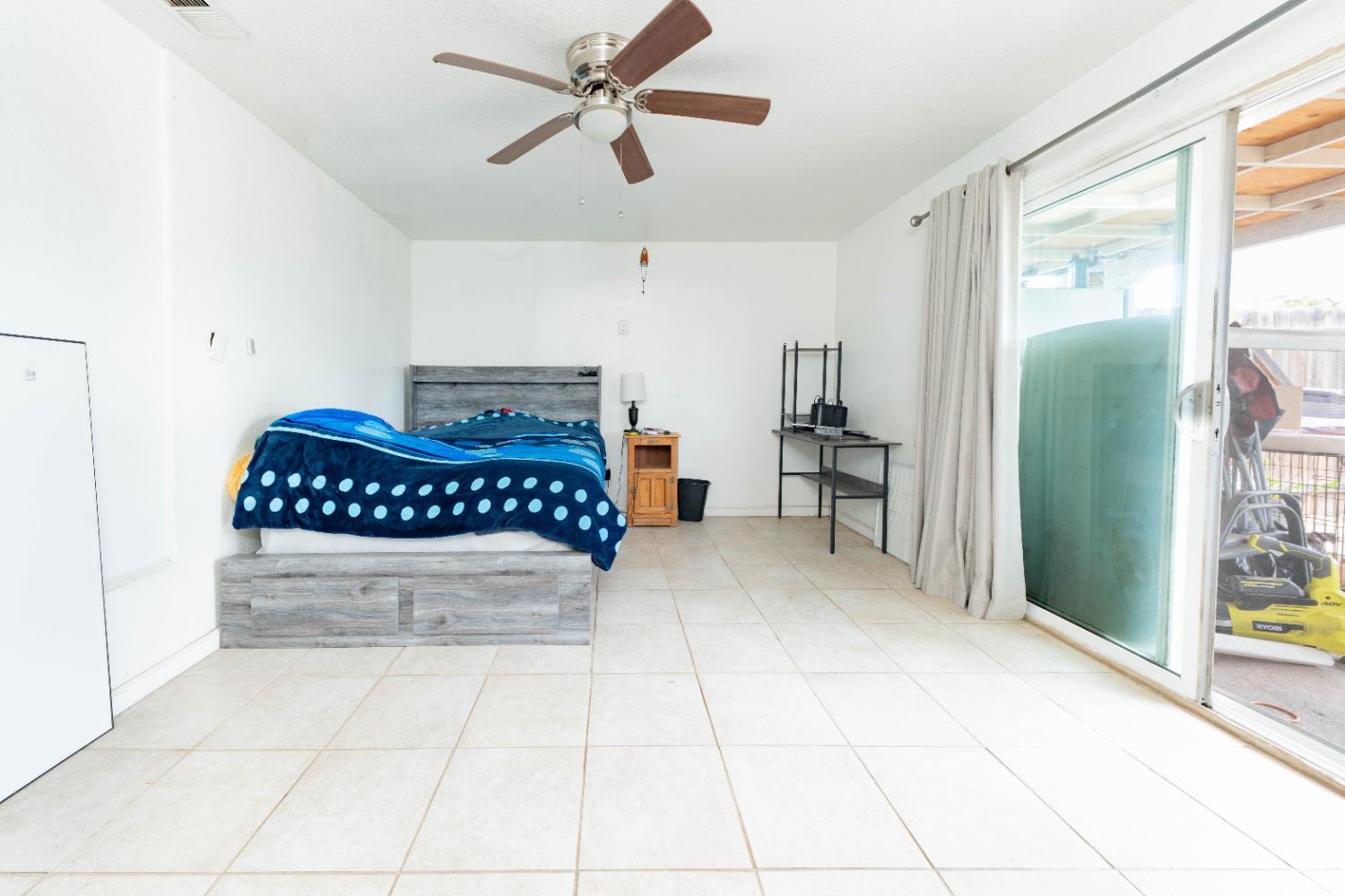 1209 W 6th St, Hanford, CA 93230