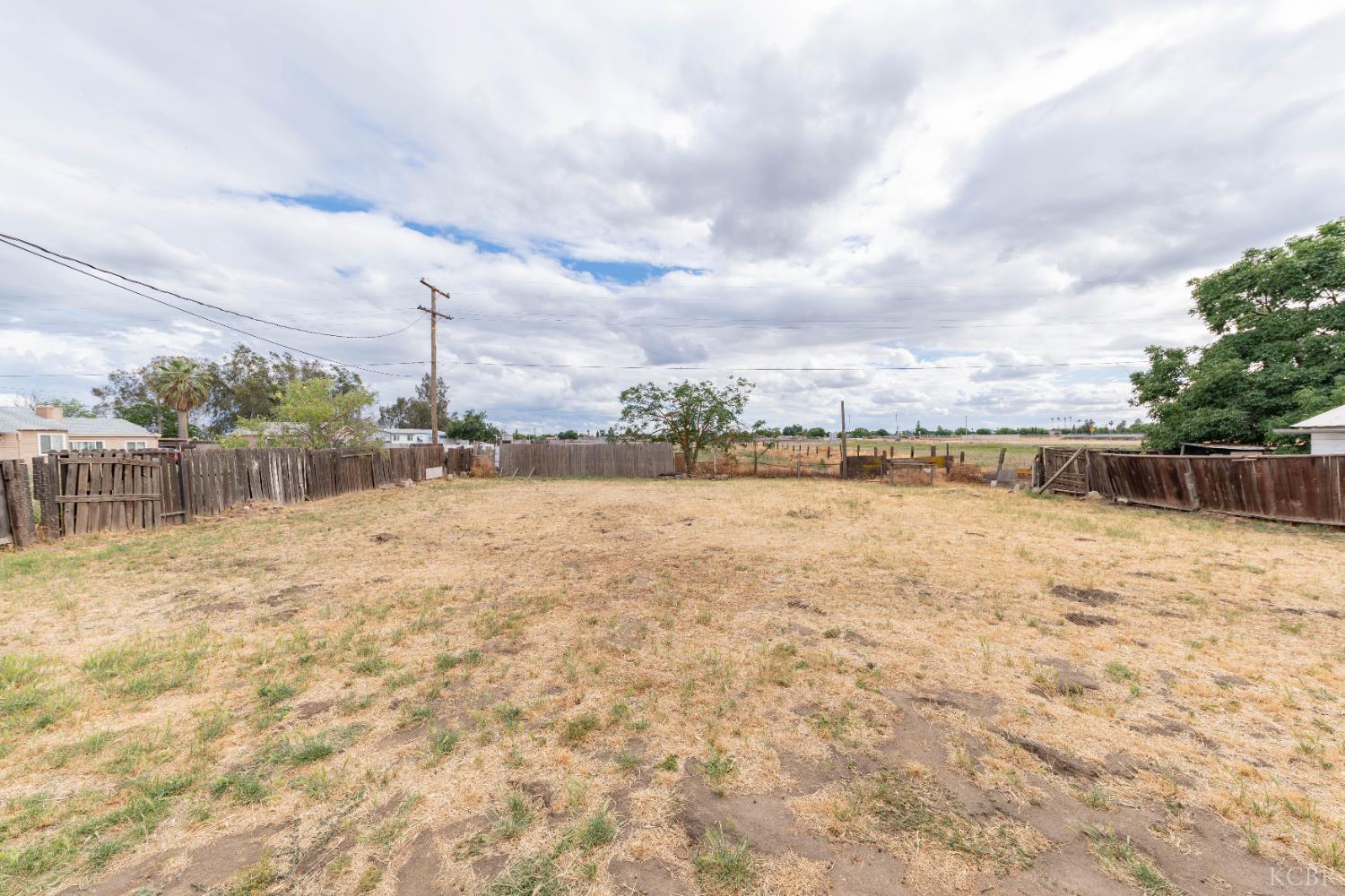 1209 W 6th St, Hanford, CA 93230