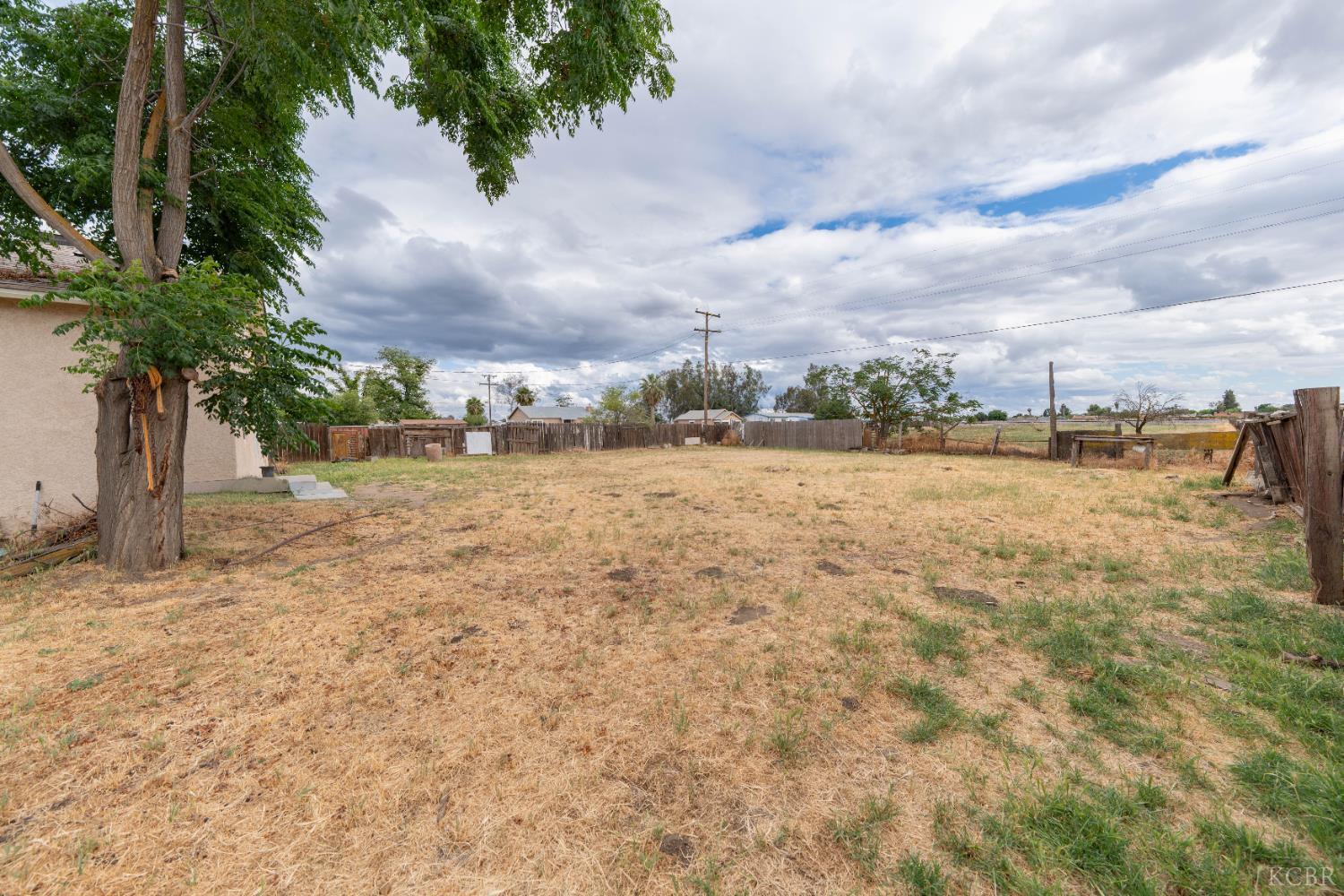 1209 W 6th St, Hanford, CA 93230