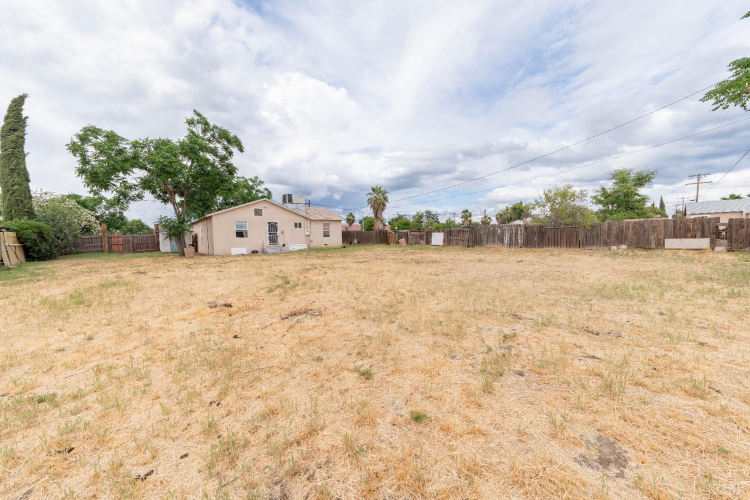 1209 W 6th St, Hanford, CA 93230