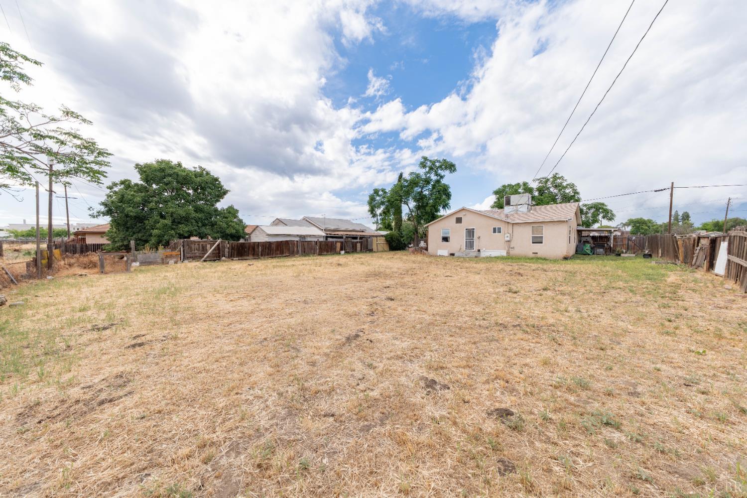 1209 W 6th St, Hanford, CA 93230