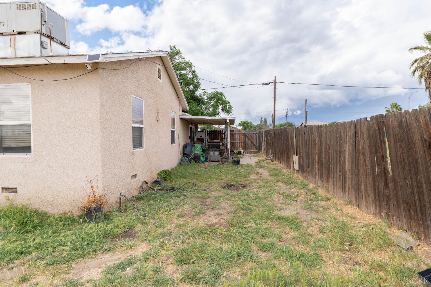 1209 W 6th St, Hanford, CA 93230