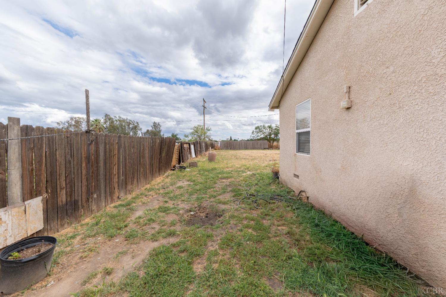 1209 W 6th St, Hanford, CA 93230