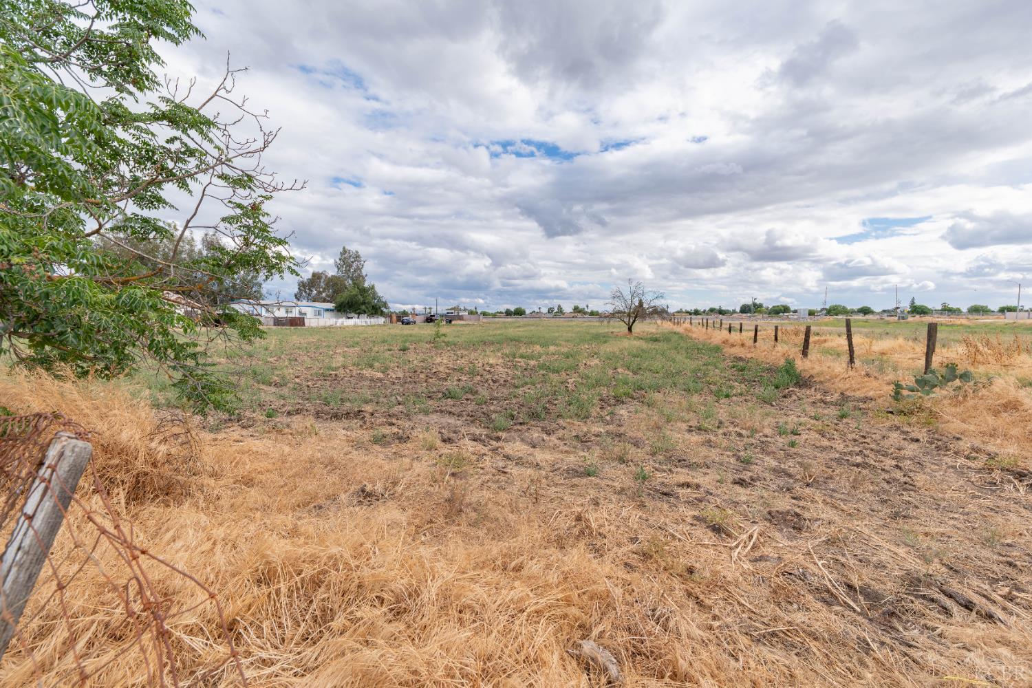 1209 W 6th St, Hanford, CA 93230