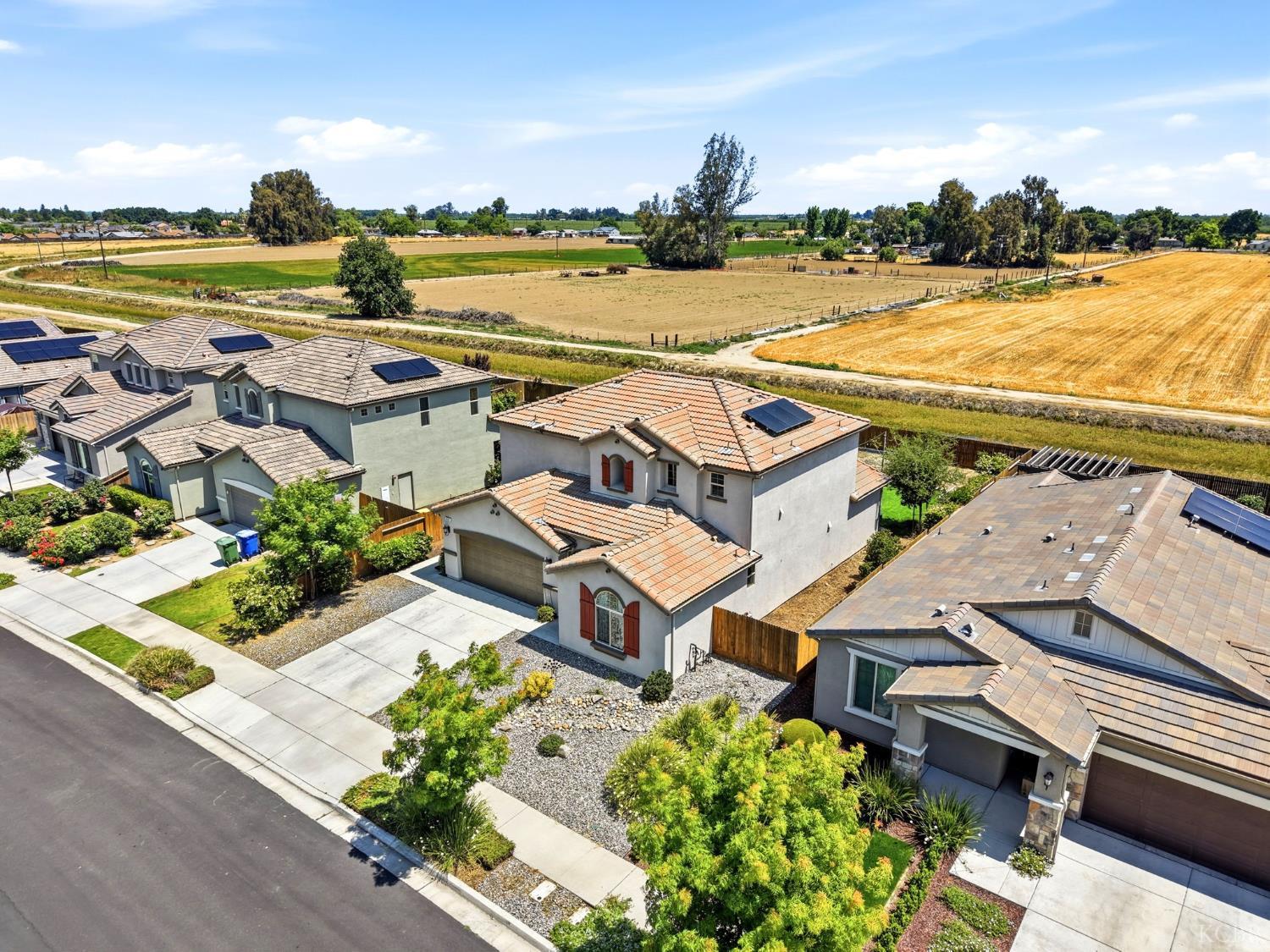 470 Daphne Ln, Lemoore, CA 93245