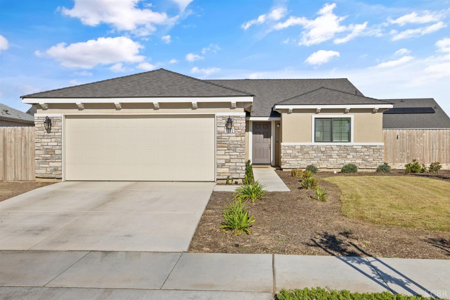 1772 S Red Rock Dr, Hanford, CA 93230