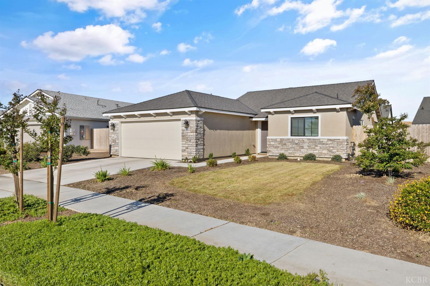 1772 S Red Rock Dr, Hanford, CA 93230