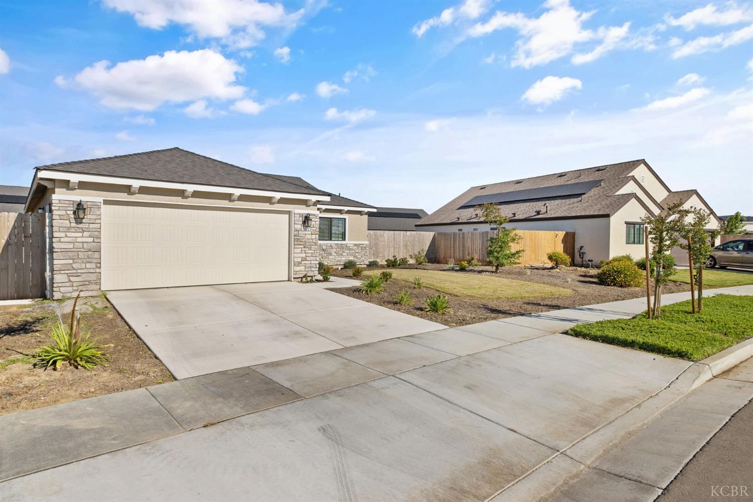 1772 S Red Rock Dr, Hanford, CA 93230