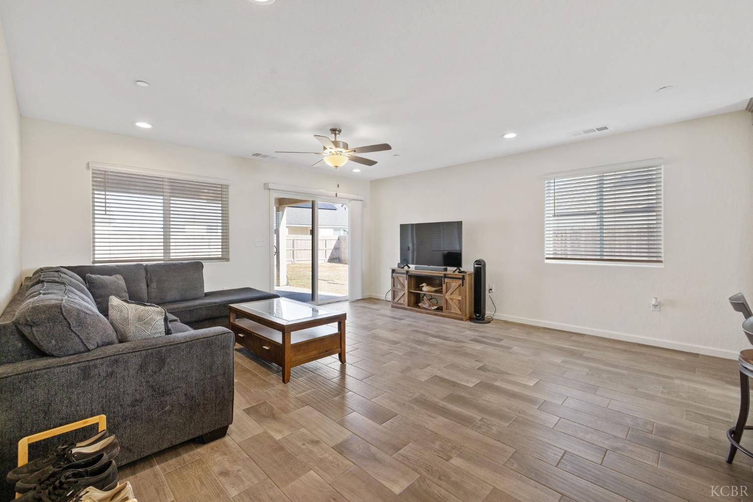 1772 S Red Rock Dr, Hanford, CA 93230