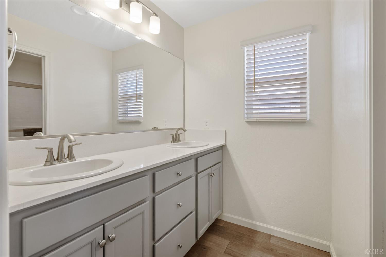 1772 S Red Rock Dr, Hanford, CA 93230