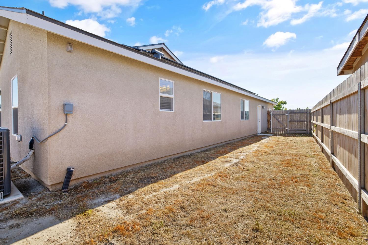 1772 S Red Rock Dr, Hanford, CA 93230