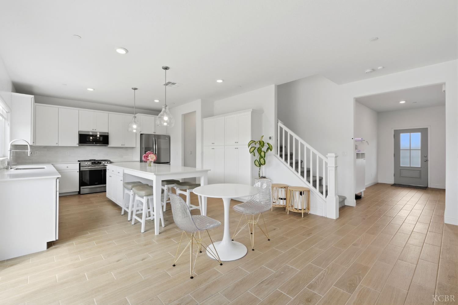 2429 W Claridge Way, Hanford, CA 93230