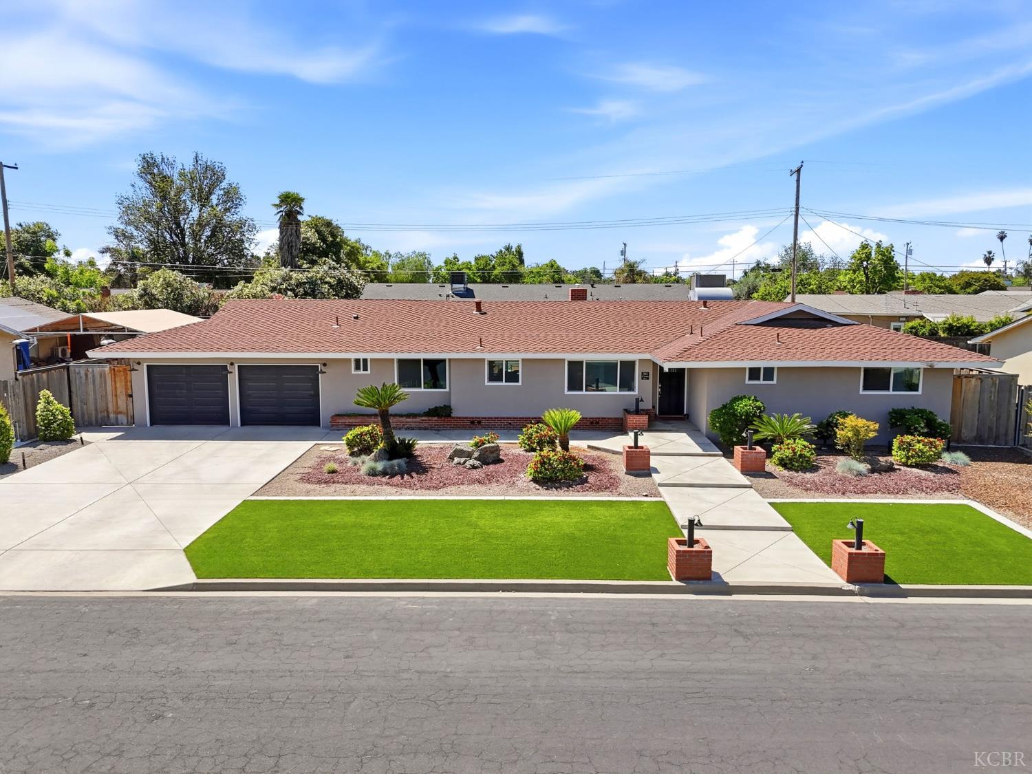 365 E Sycamore Dr, Hanford, CA 93230