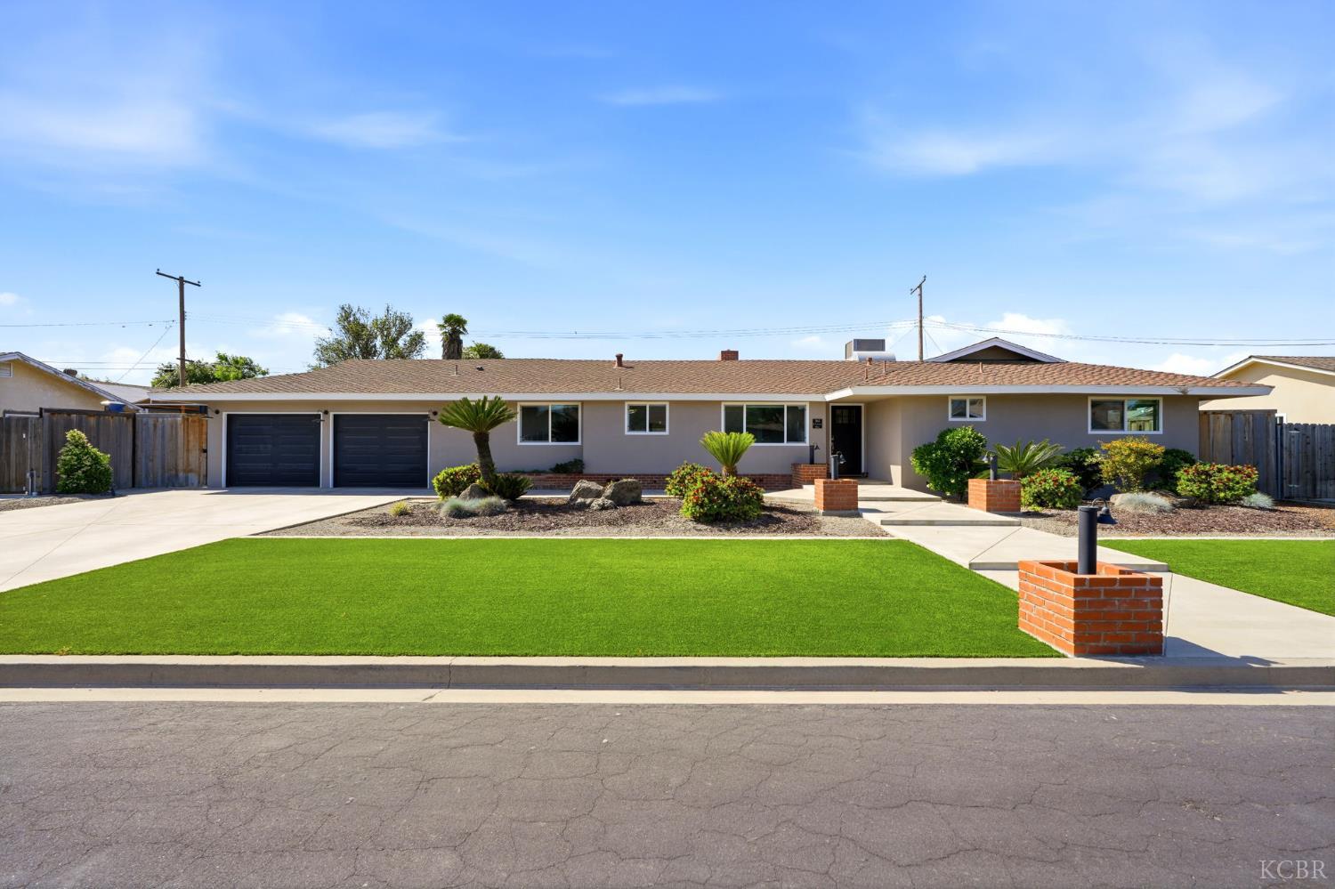 365 E Sycamore Dr, Hanford, CA 93230