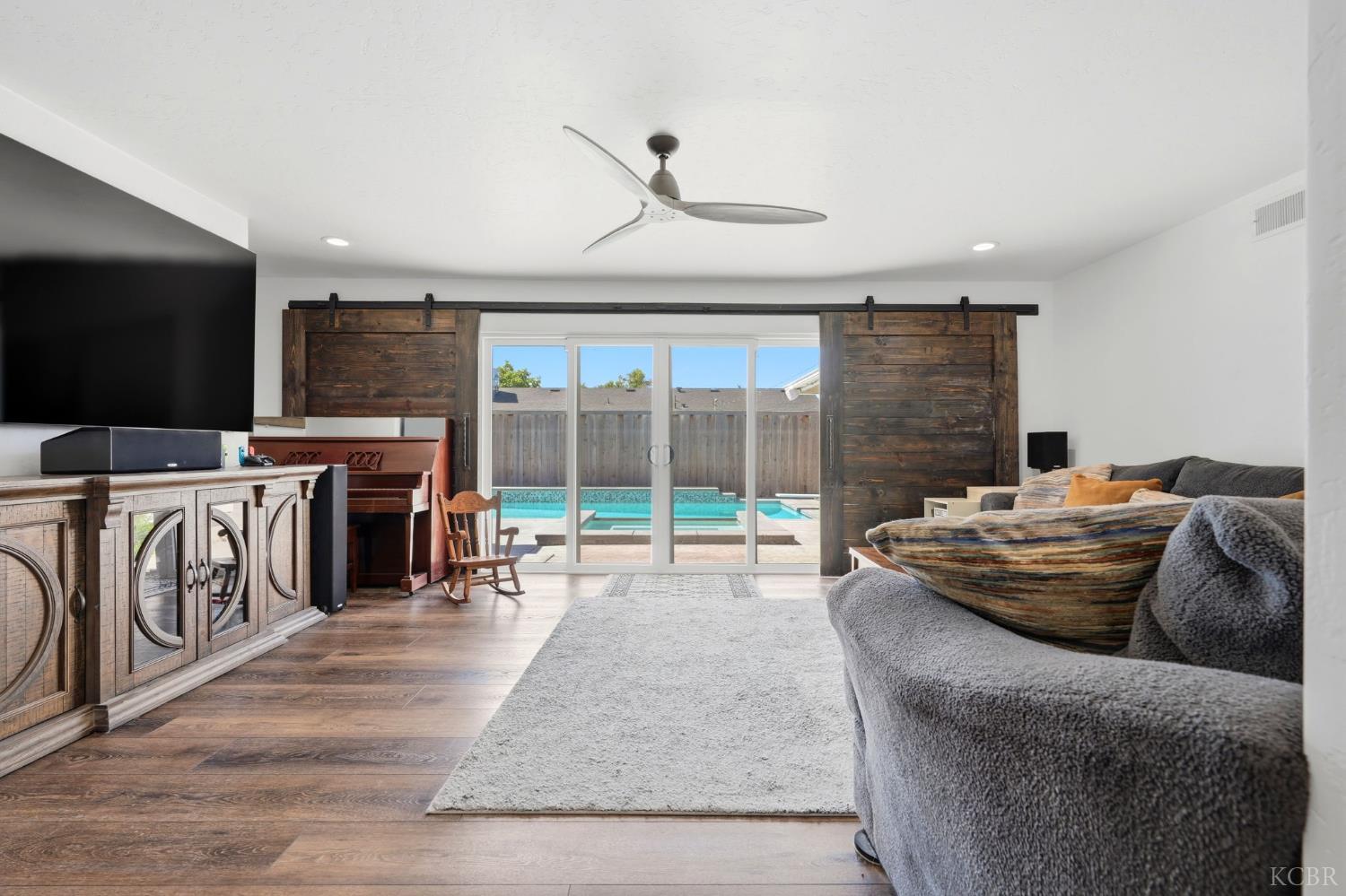 365 E Sycamore Dr, Hanford, CA 93230