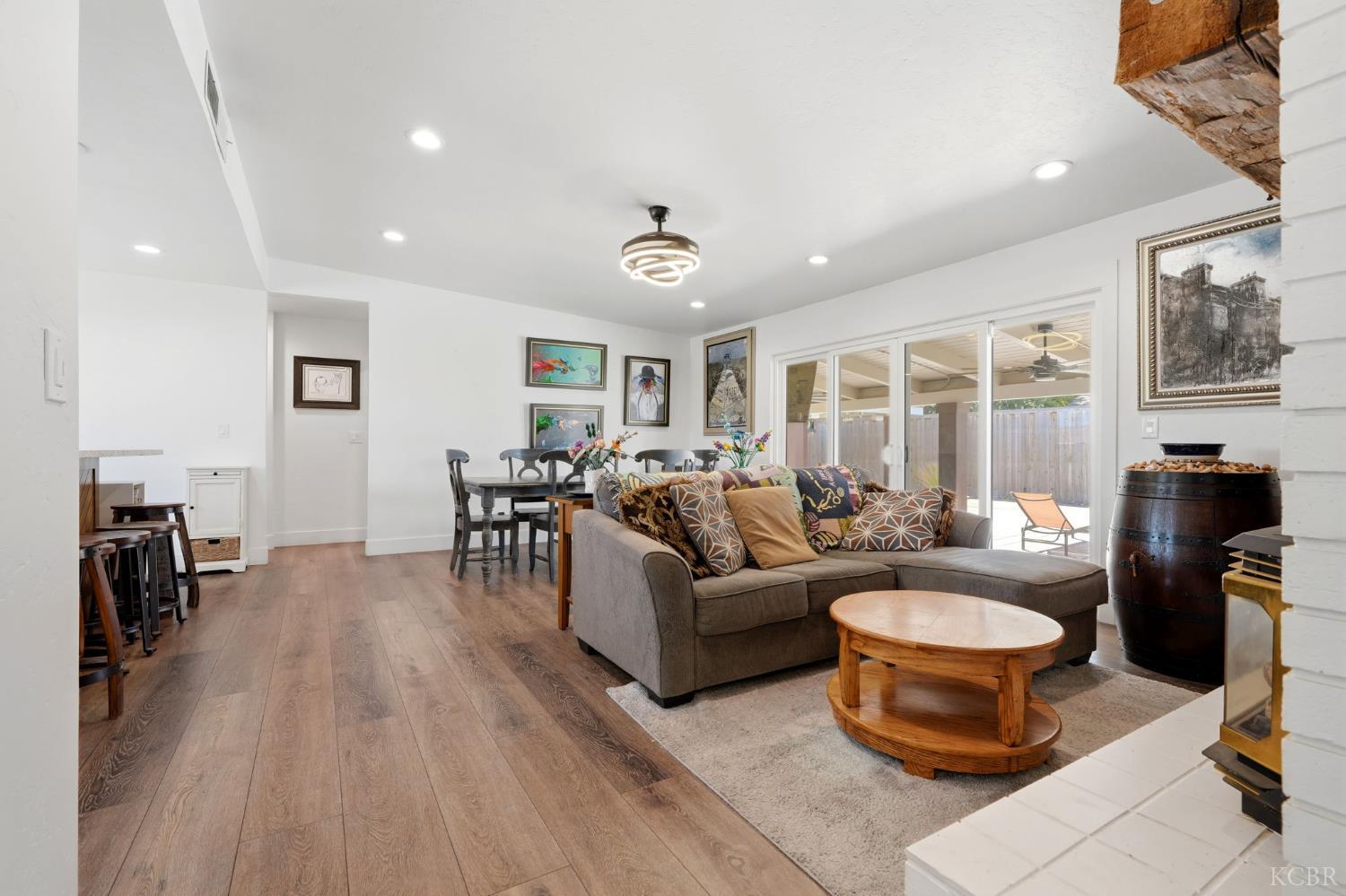 365 E Sycamore Dr, Hanford, CA 93230